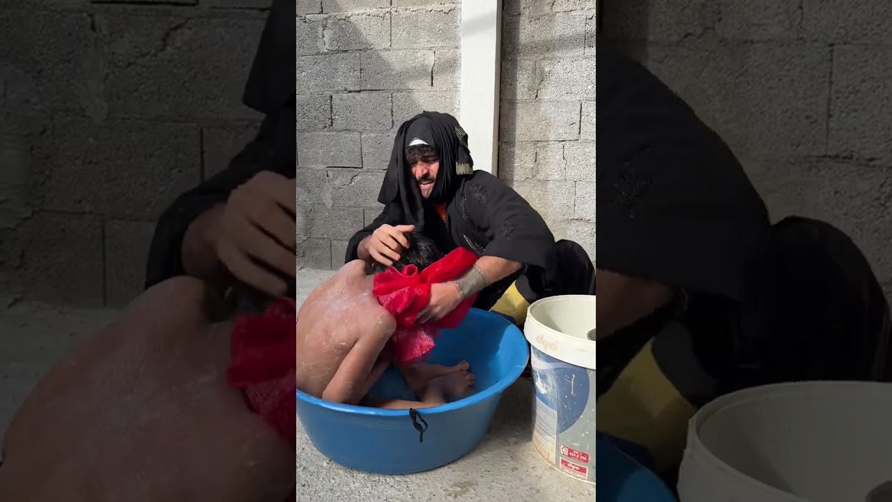 لما امك تحممك للعيد😂😅ايام الزمن الجميل