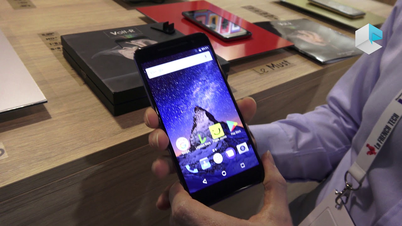 Logicom Volt-R smartphone with projector