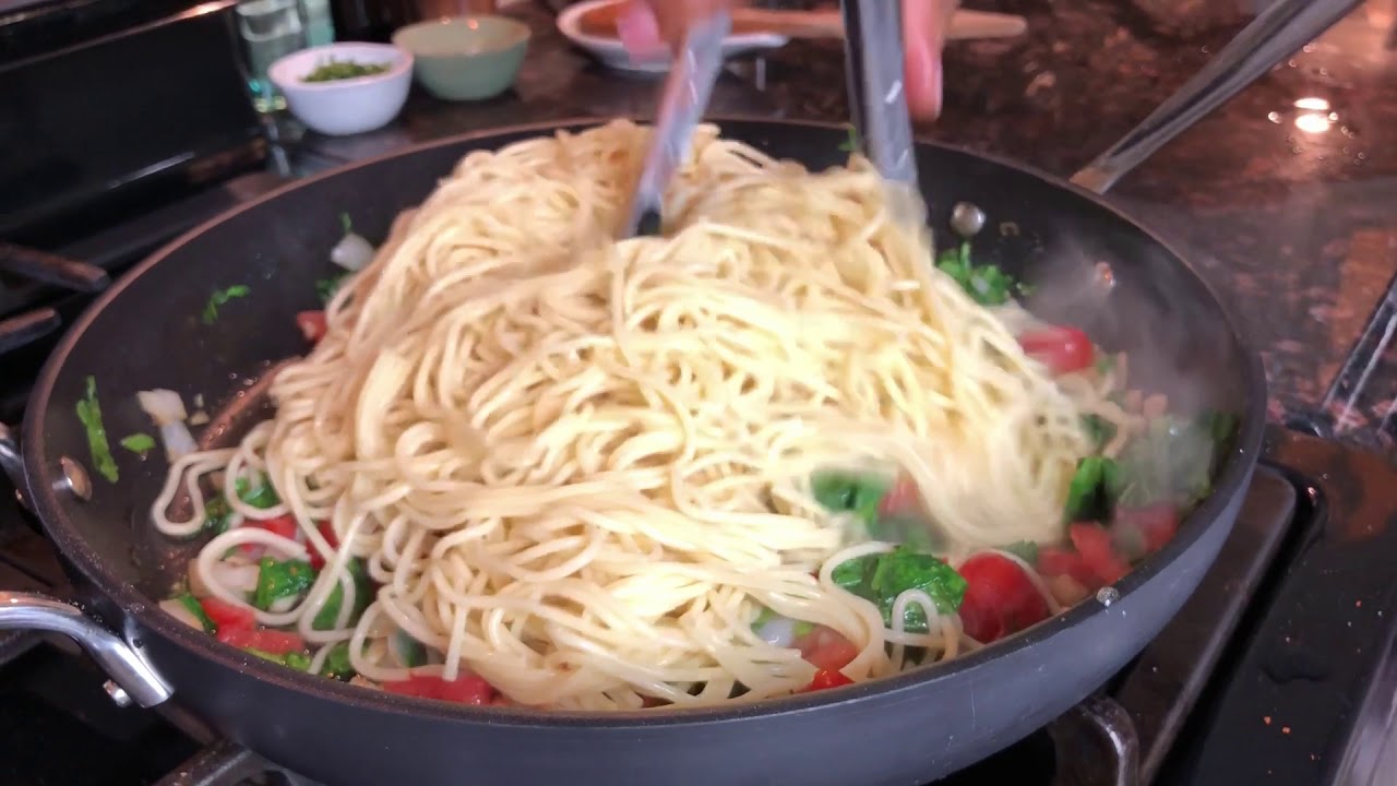 PASTA CON TOMATICOS FRESCOS Y ESPINACA ACOMPAÑADA DE CAMARONES