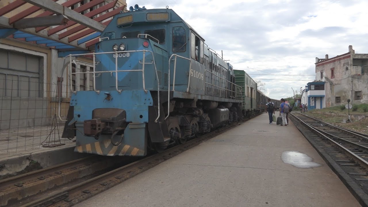 Ferrocarriles de Cuba: Passenger train arriving at Camagüey