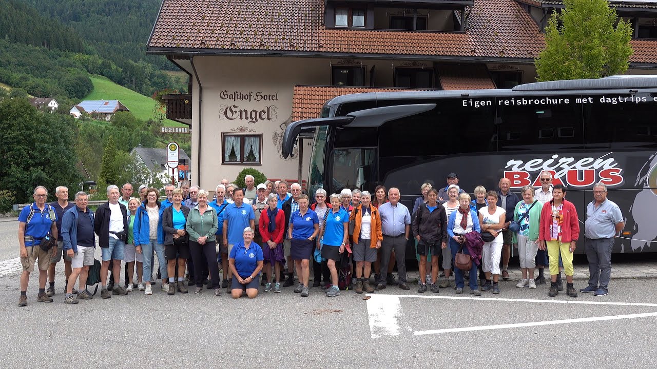 De geoefende wandelaars van de Tongerse Wandelvrienden 'in the picture' in het Zwarte Woud