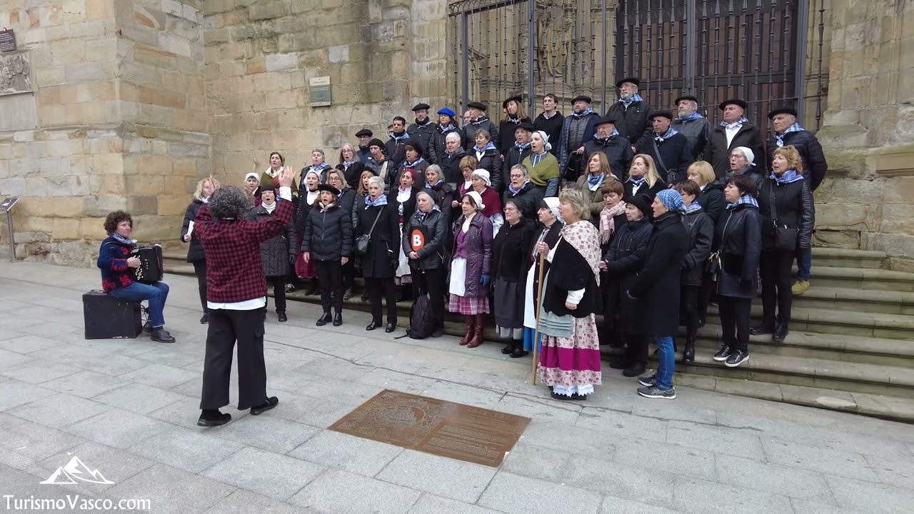 Agate Deuna, Santa Águeda, coro cantando en las calles de Bilbao