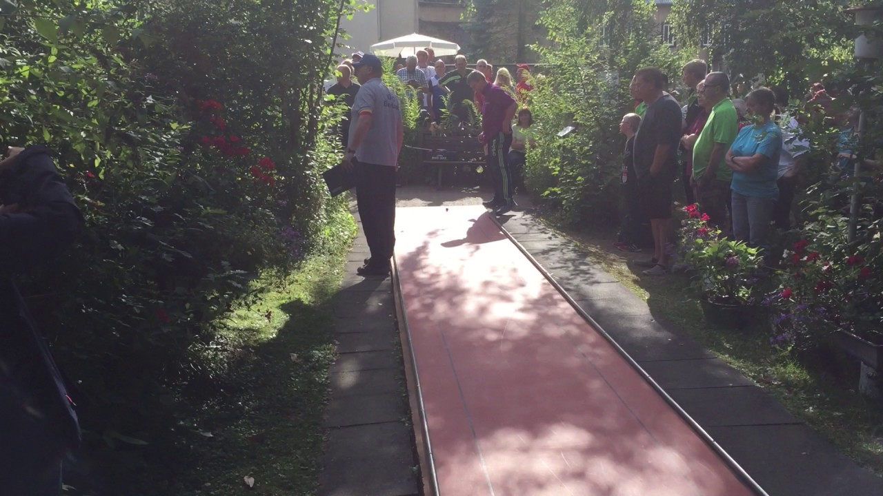 Michael Müller (SSC Halver) mit einem ASS Sieger bei der Minigolf DM 20161