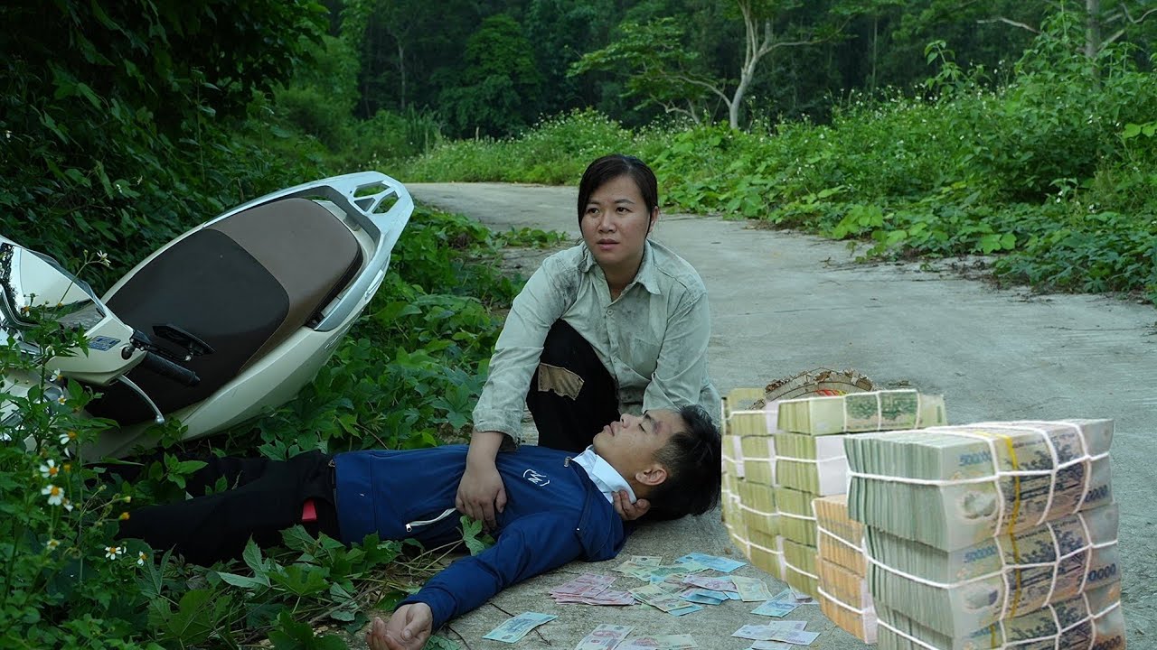 Homeless Girl Helps Accident Victim - What Will She Do When She Finds A Large Amount Of Money?