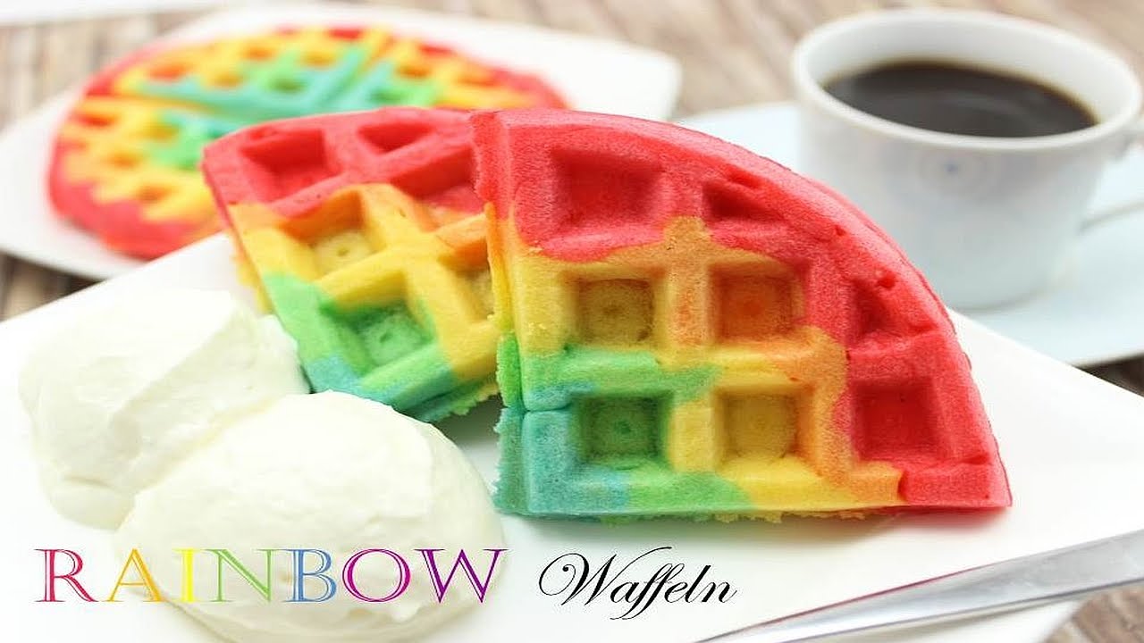 Rainbow Waffles mit Vanillew&ouml;lkchen/ Regenbogen-Waffeln