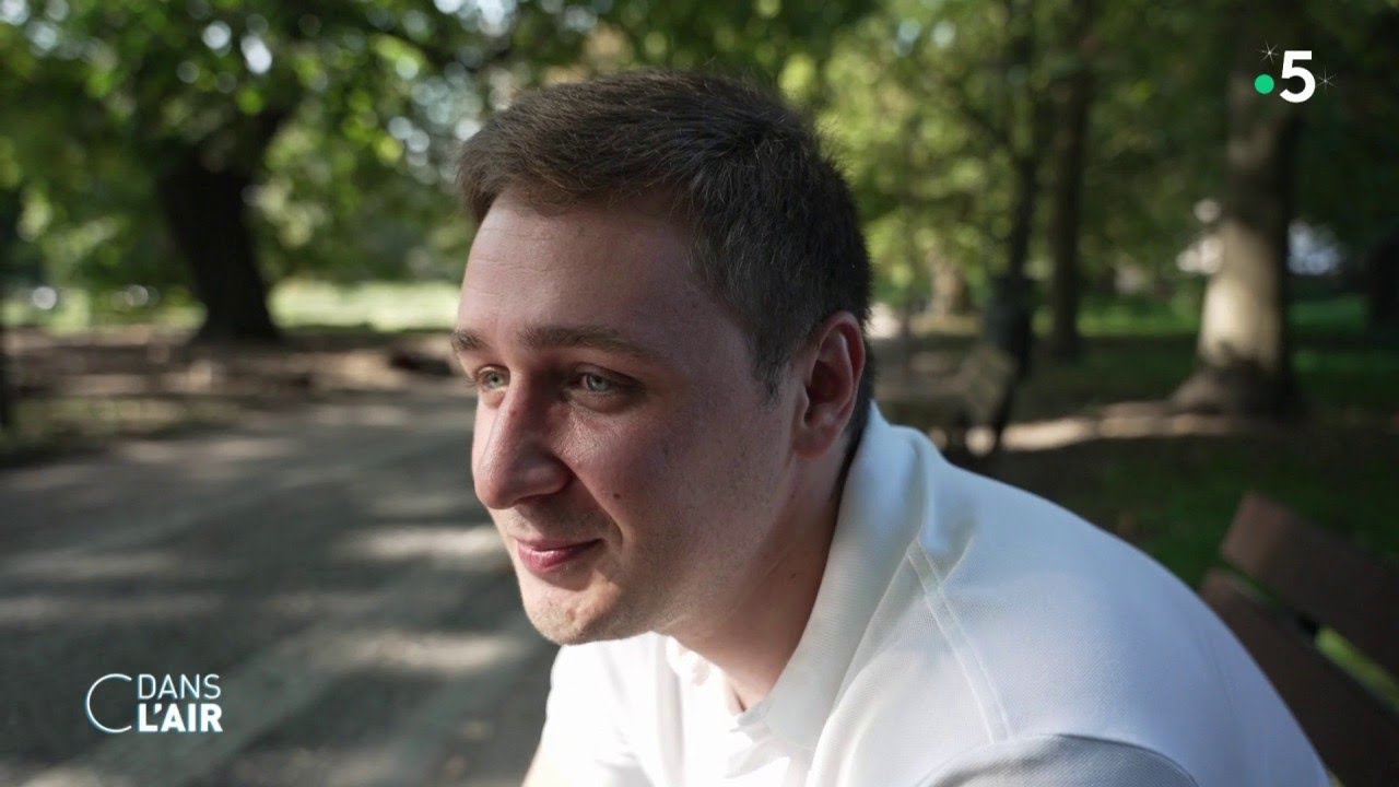 Qui sont ces Russes qui combattent aux côtés de l'Ukraine ? - Reportage #cdanslair 26.12.2023