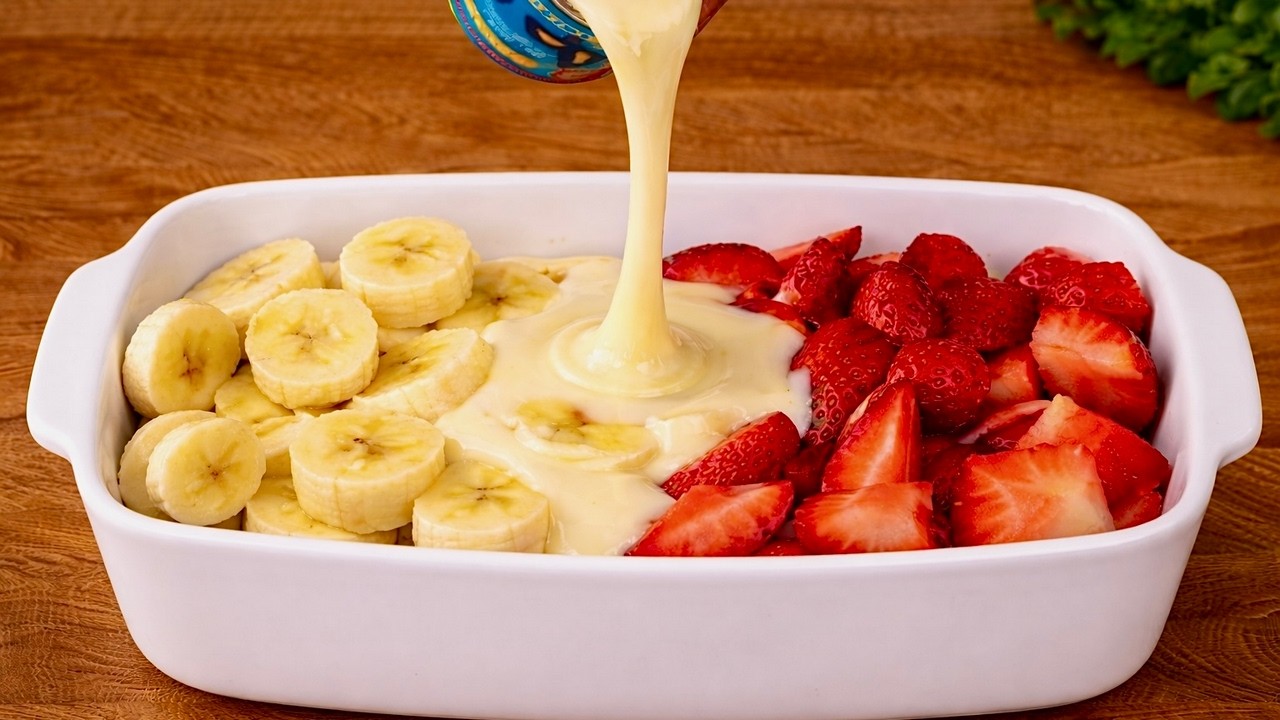Ohne Mehl und Zucker! In 5 Minuten!Ein köstliches und einfaches Dessert aus Bananen und Erdbeeren.