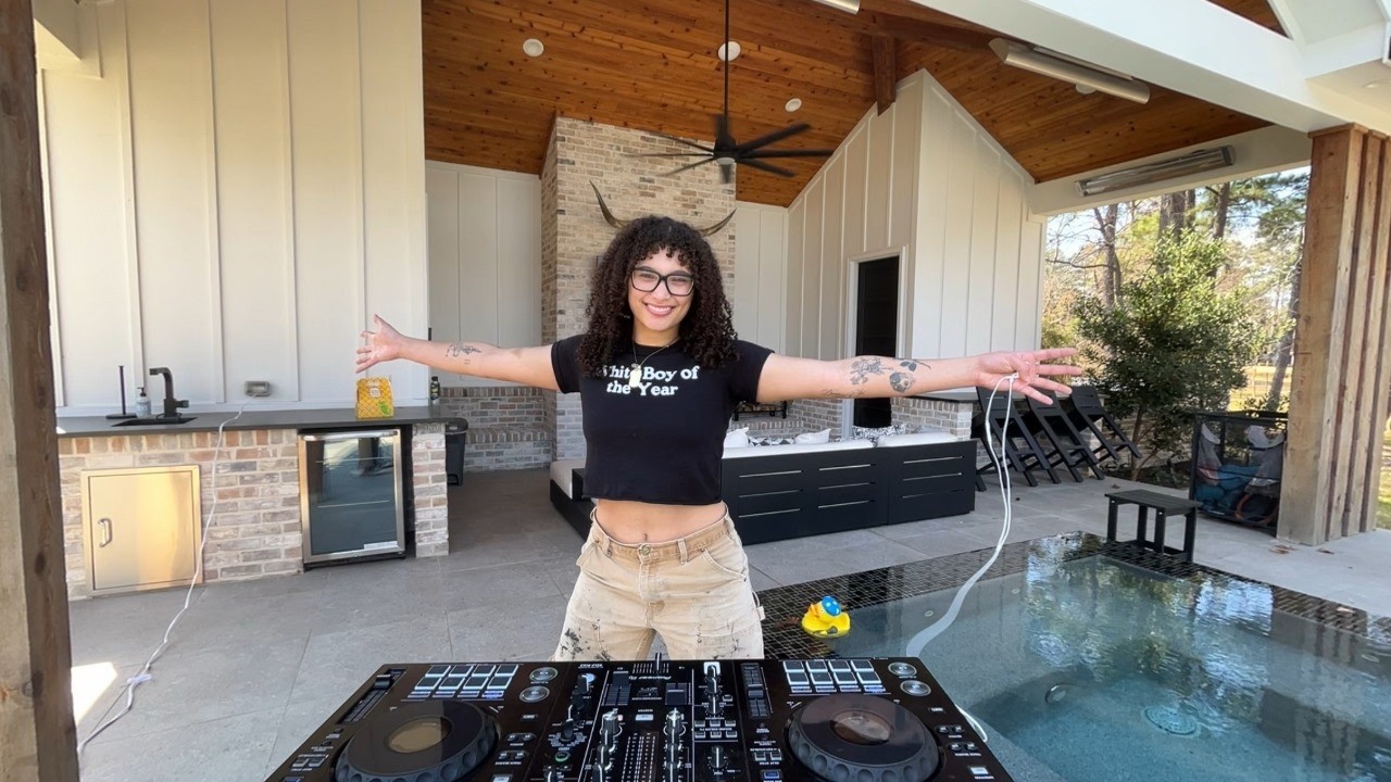 Funky House Music & dancing in circles - Rough Boy Radio