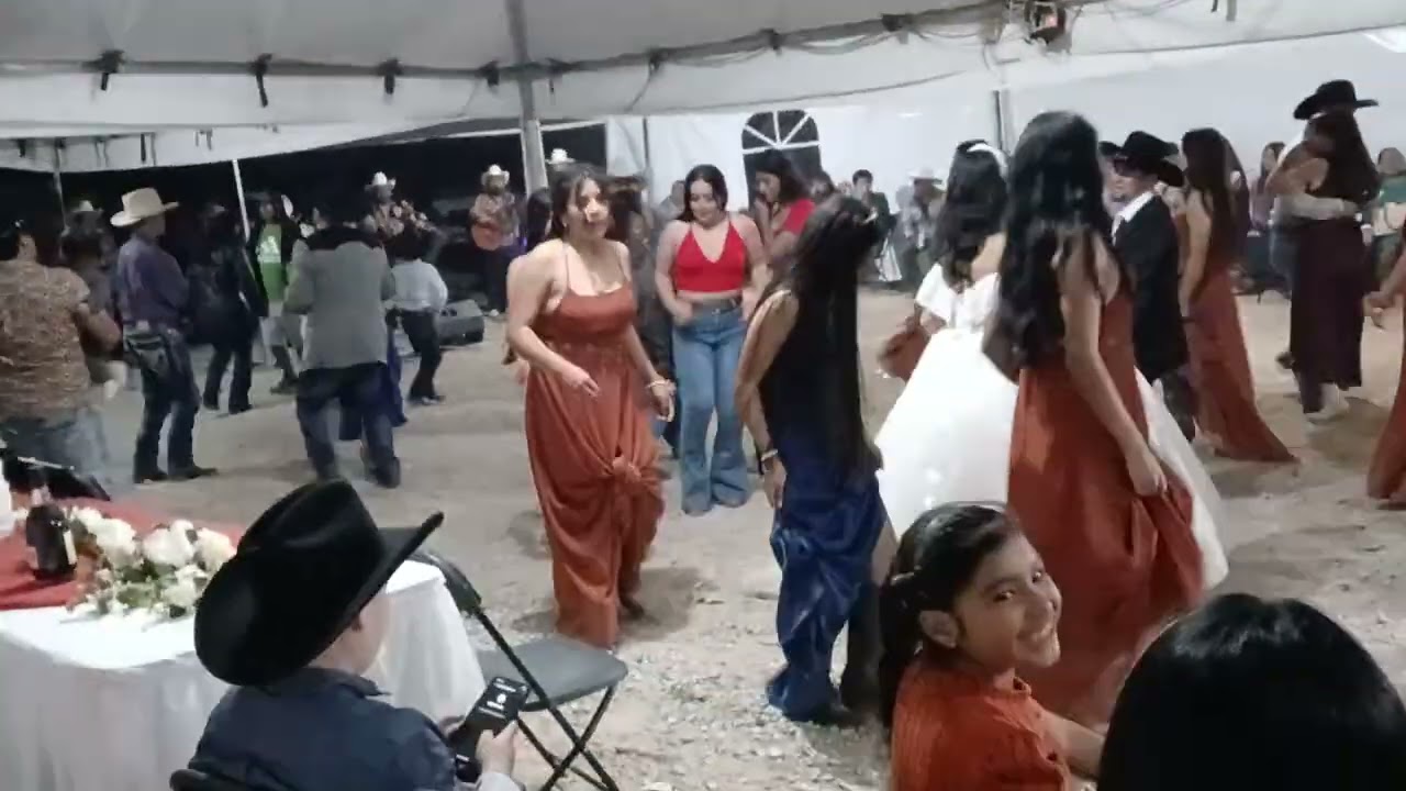 Decendencia Lopez  le canta a los novios 27/12/25