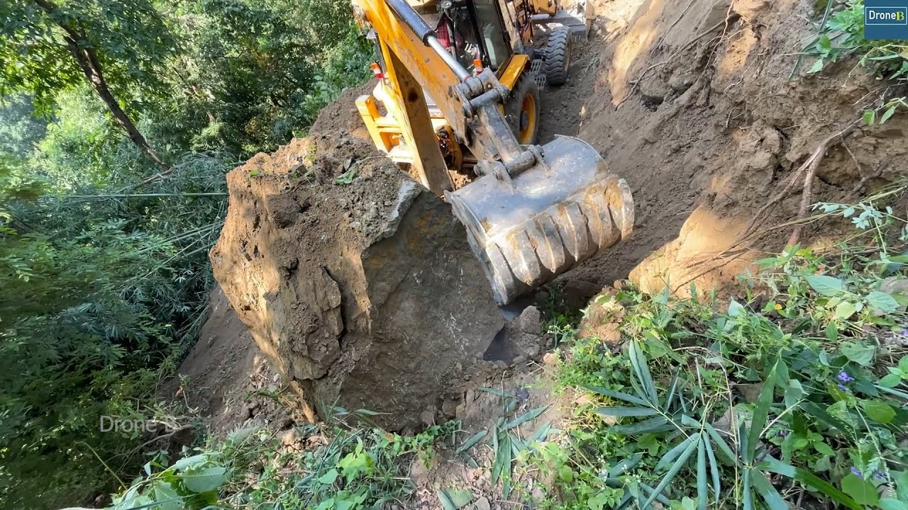 HUGEEE Rock Becomes an Irritating Obstacle so the JCB Backhoe Tries to Remove it