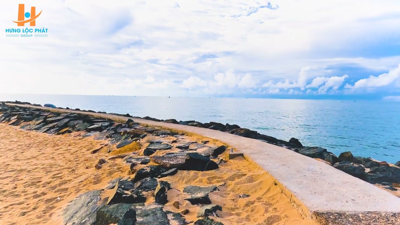 B&atilde;i biển Mũi N&eacute; Poshanu Resort - The Cliff Resort rộng đẹp v&agrave; sạch
