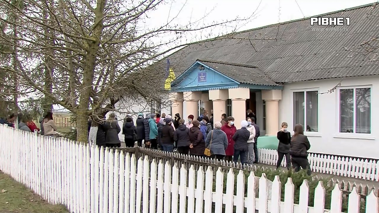 Батьки та вчителі з невеличкого села на Рівненщині б'ють на сполох: у них хочуть відібрати школу