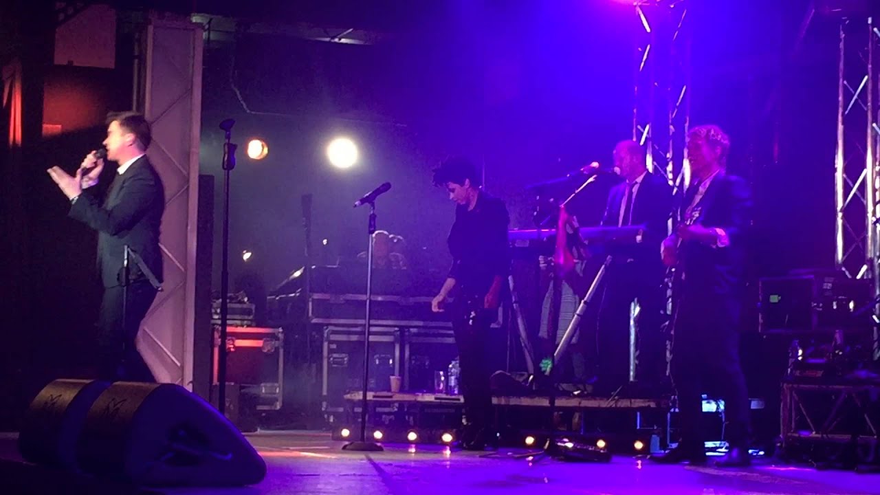 Rick Astley - Never Gonna Give You Up | Butlins 01-02-2015