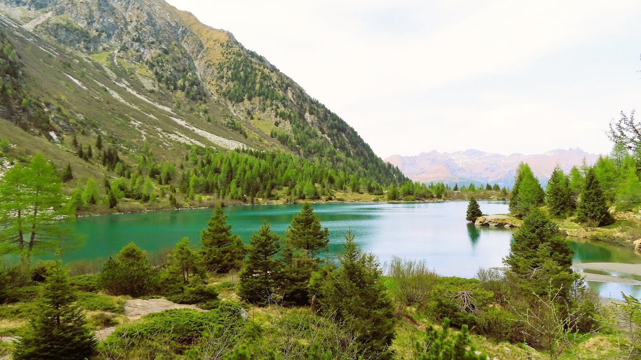 Le acque cristalline del lago Aviolo nel Parco dell’Adamello.