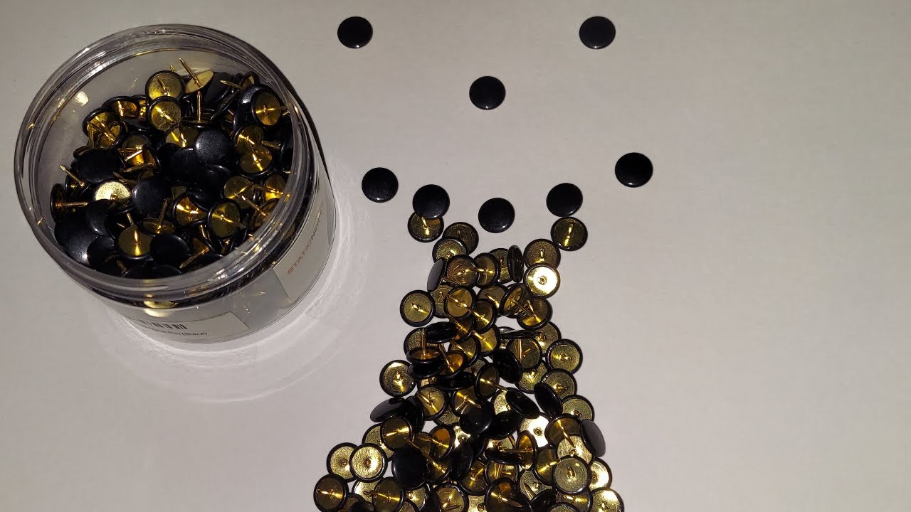 600 Thumb Tacks (Close Up Look)