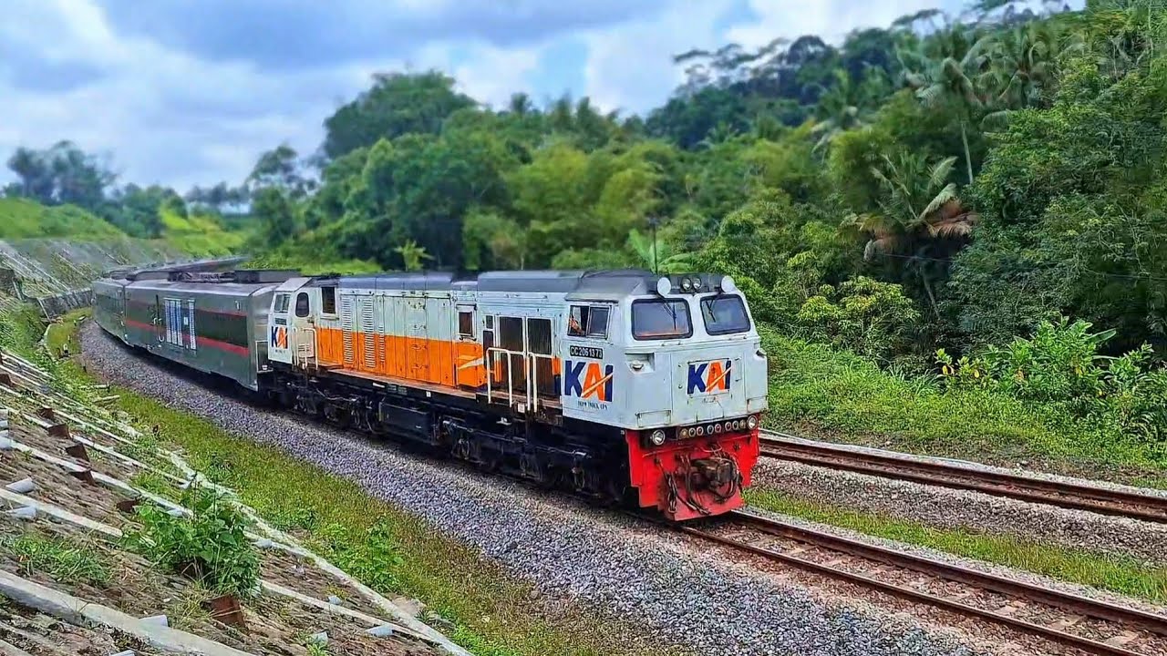 KERETA API PANJANG‼️ HUNTING KERETA API NGEBUT DI PERLINTASAN MENIKUNG