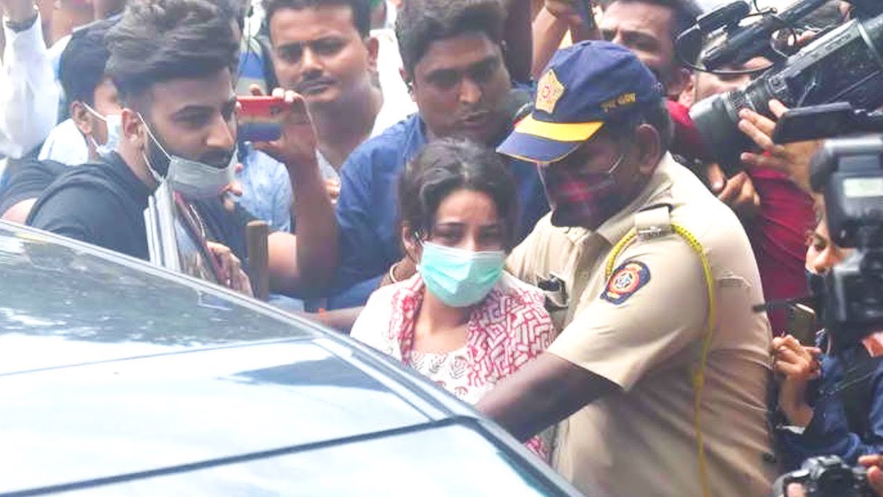 Shehnaaz Gill Cries Inconsolably As She Reaches For The Last Rites of Sidharth Shukla |