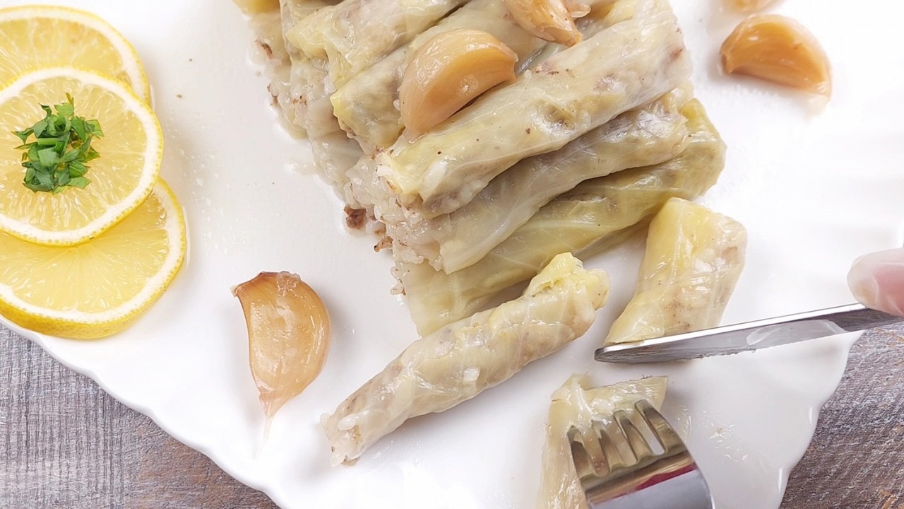 محشي الملفوف - خطوة بخطوة لطبخة شتوية ما بتنتسى 🍃| Cabbage Rolls Recipe