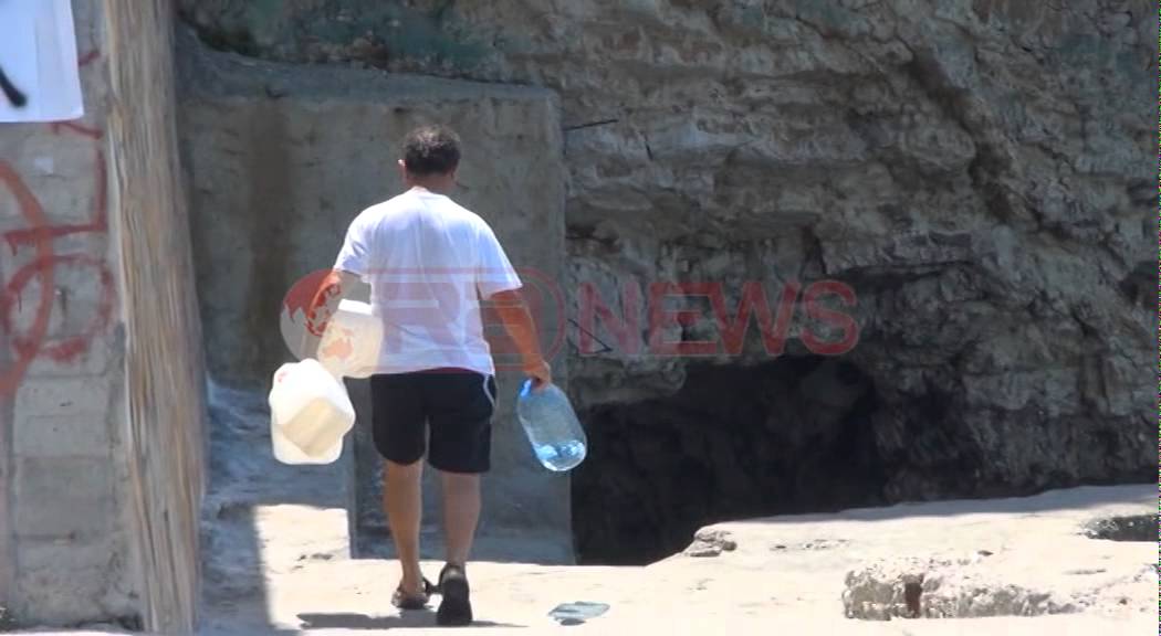 Vlorë, vlonjatët nuk kanë ujë në shtëpi, mbushin tek uji i ftohtë- Ora News- Lajmi i fundit-