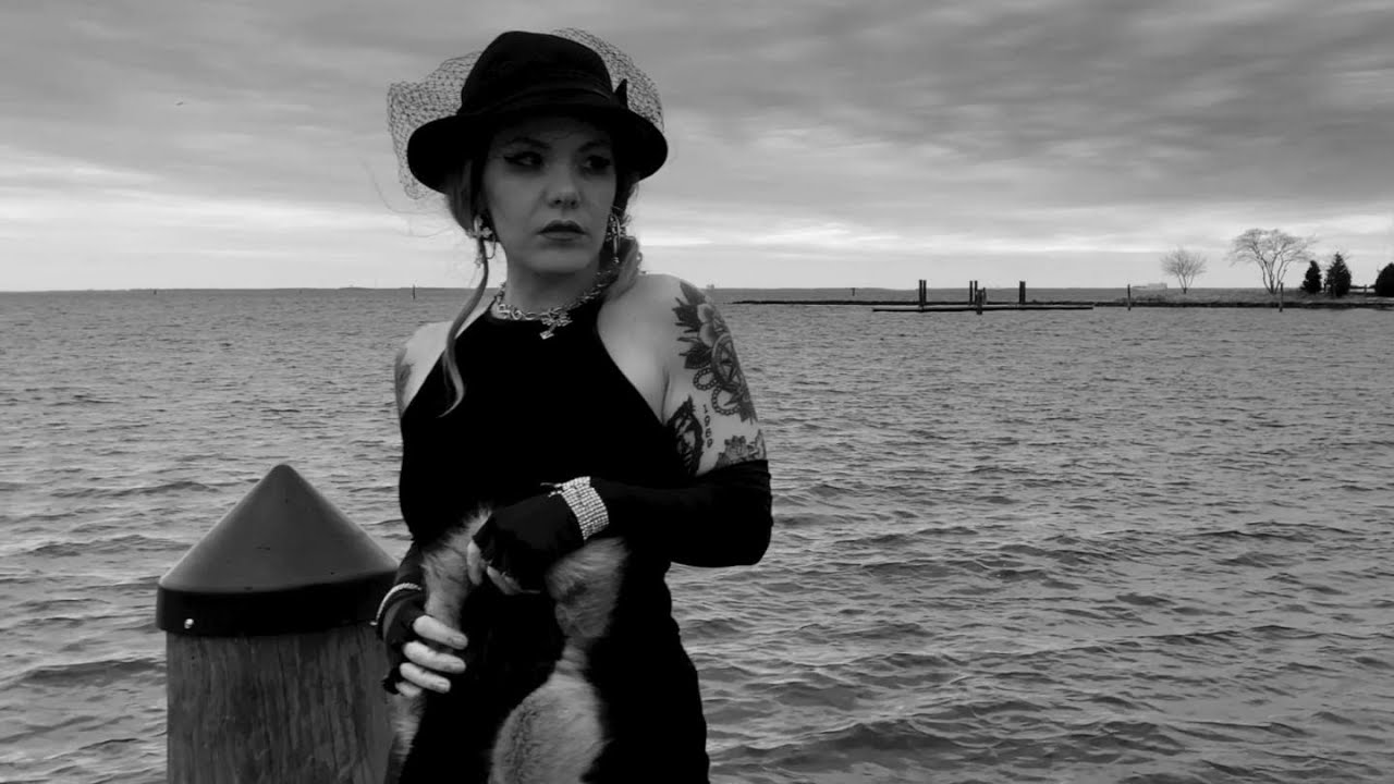 Suzi Moon ft. Billy Hopeless - Love Is A Stranger (Official Video)