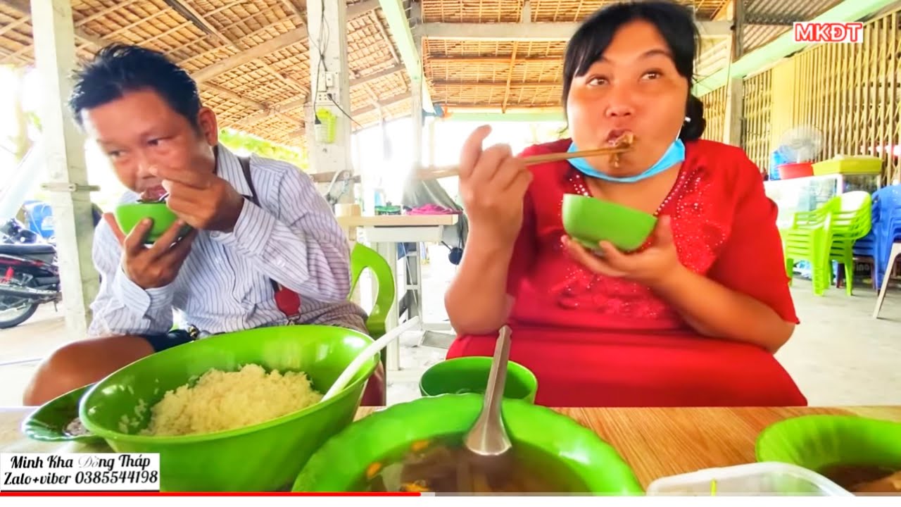 Lần đầu tiên vợ chồng khờ được Minh Kha dẫn đi ăn cơm phần.