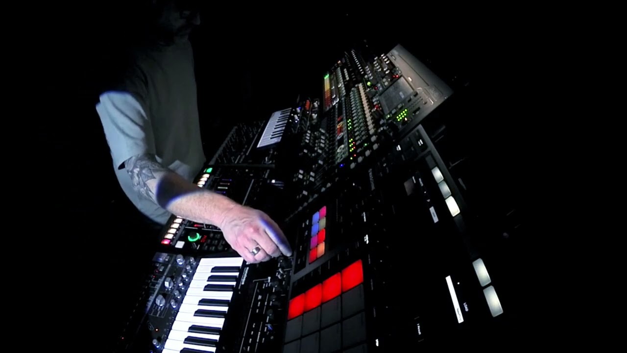 Gumm  Technojam  Roland tr8s korg monologue Microfreak maschine plus