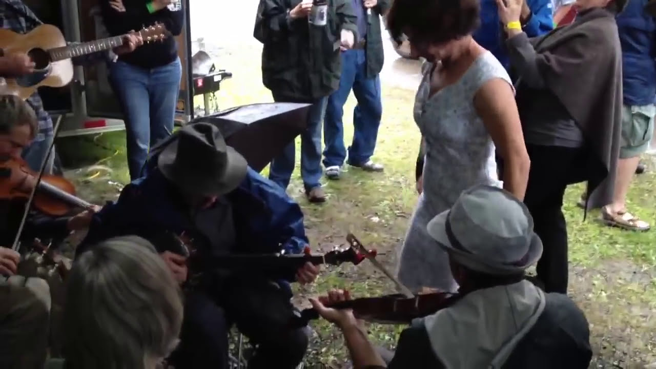 Buffalo Gals - Mark Tamsula jam plus Miss Moonshine buckdancer - Clifftop 2013