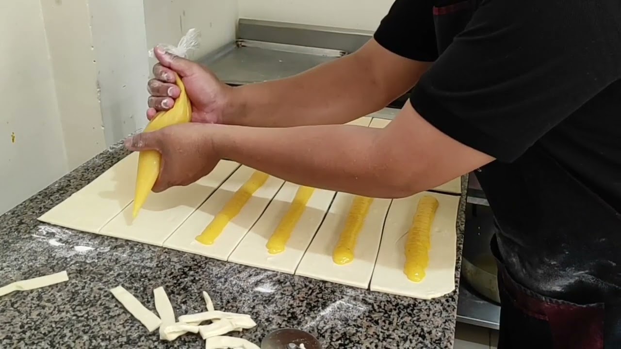 COMO ELABORAR HERRADURAS DE PIÑA CON MASA DE HOJALDRE