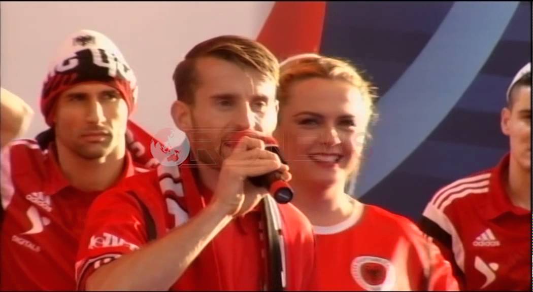 Lojtarët e kombëtares në shesh ndajnë gëzimin me tifozët kuqezi në shesh- Ora News