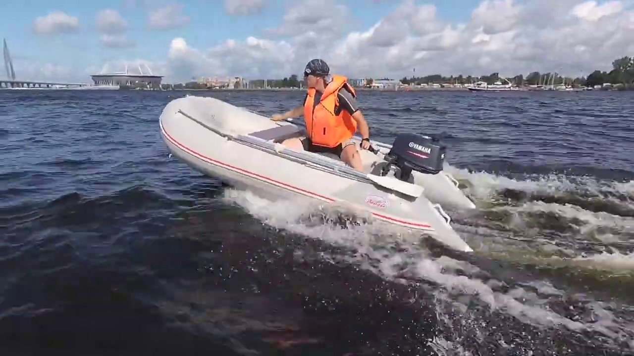 ПВХ лодка Badger Sport Line 300 на воде под мотором 5 л.с.