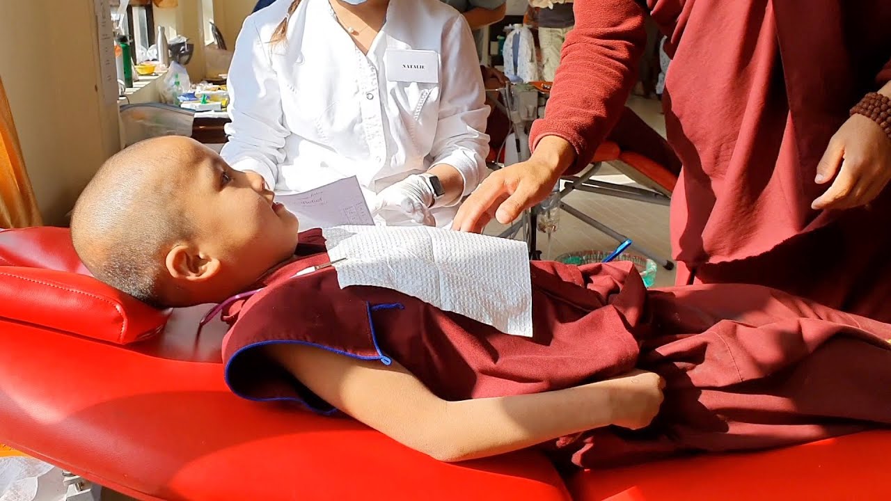 Zahnarzt mit Herz behandelt Kinder in Nepal