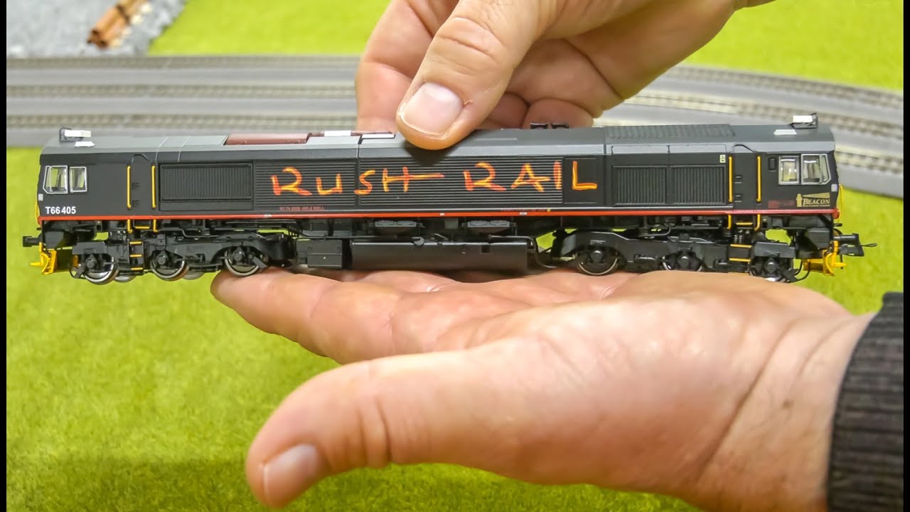 STUNNING Class 66 Model Train with smoke gets unboxed and tested!