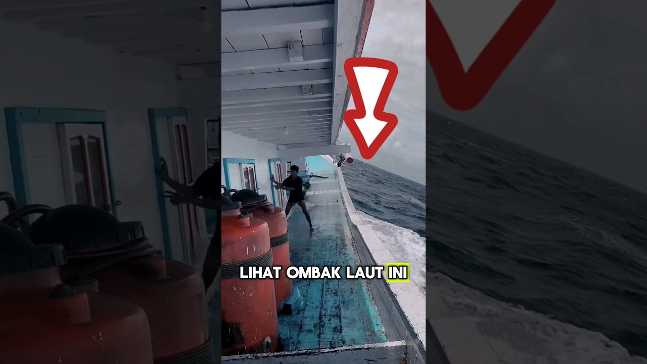 Ombak besar masuk ke Kapal Ikan #trending #viralvideos #shortvideos #nelayan