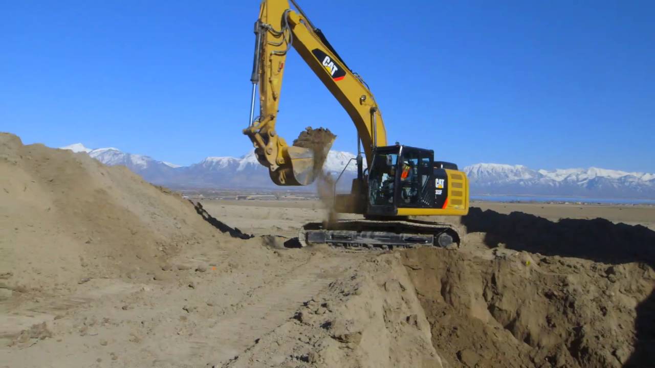 Cat&reg; 323 Excavator Digging a Basement With Grade Assist