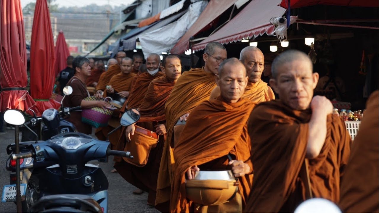 20/02/69 คณะสงฆ์จากพุทธอุทยานที่พักสงฆ์วัดป่าบ่อน้ำพระอินทร์ ออกบิณฑบาตที่ช่องเม็ก