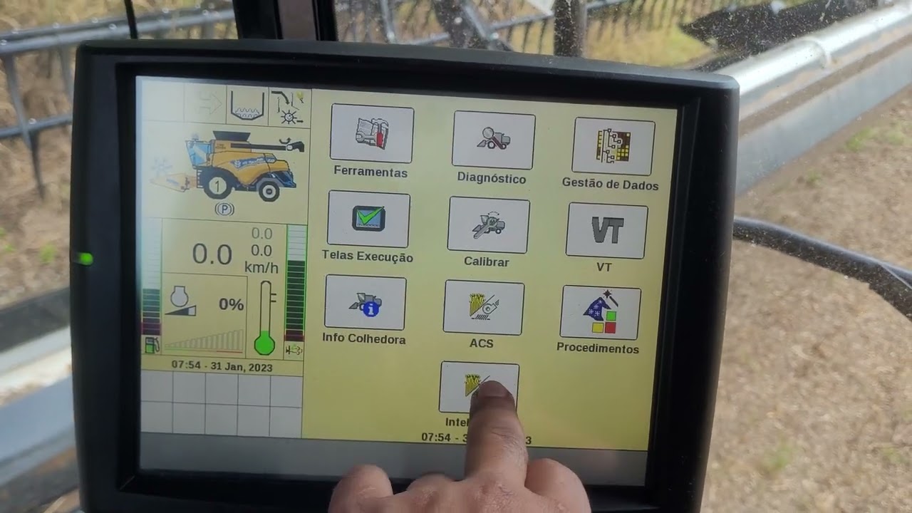 CR 9.90 New Holland, informações sobre o intelisense e funções do monitor Inteliview IV.
