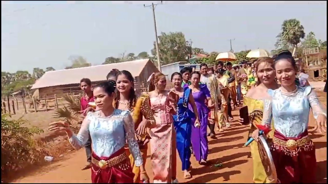 ពិធីហែរជំនូនរាំផ្អើលភូមិ