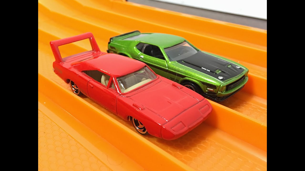 RACE: Dodge Daytona 500 vs Mustang Mach 1 - Hot Wheels