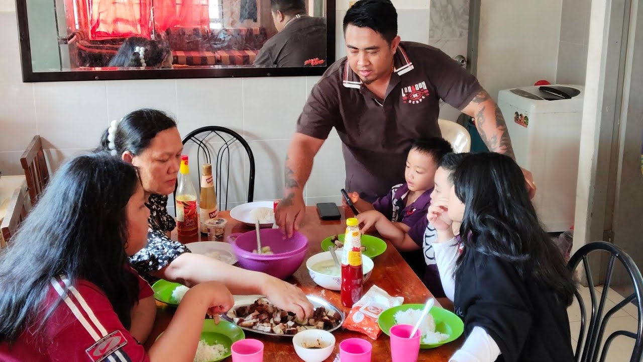 Makai tengah hari lauk Babi crispy puas ati ngaga Kediri bersama keluarga,ngaga pukat kena berikan!!