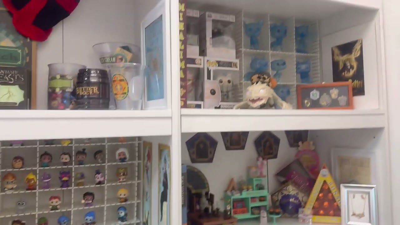 Выставка товаров Doorables, фигурок Funko и мелких предметов.