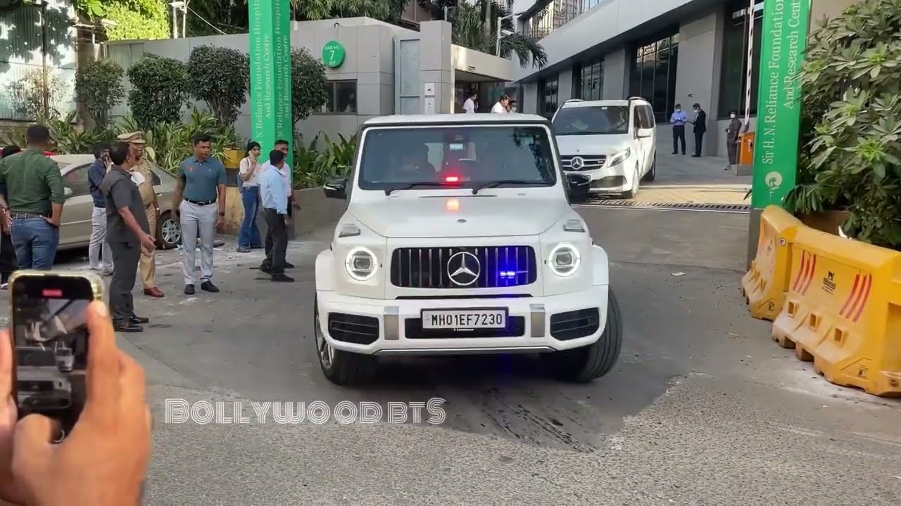 Mukesh ambani with newly born princess 👑 Ambani family with granddaughter leaves hospital