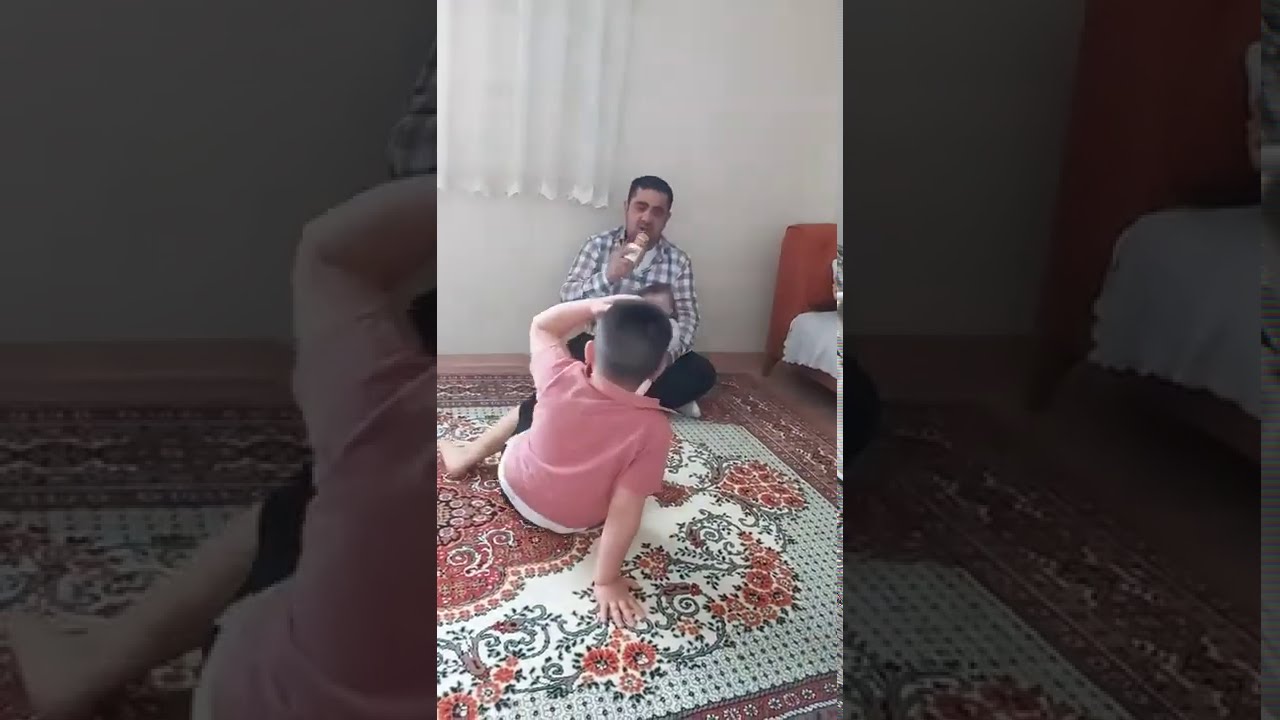 BABA MİKROFONU &Ccedil;OCUĞUN KAFASINA VURUYOR :)