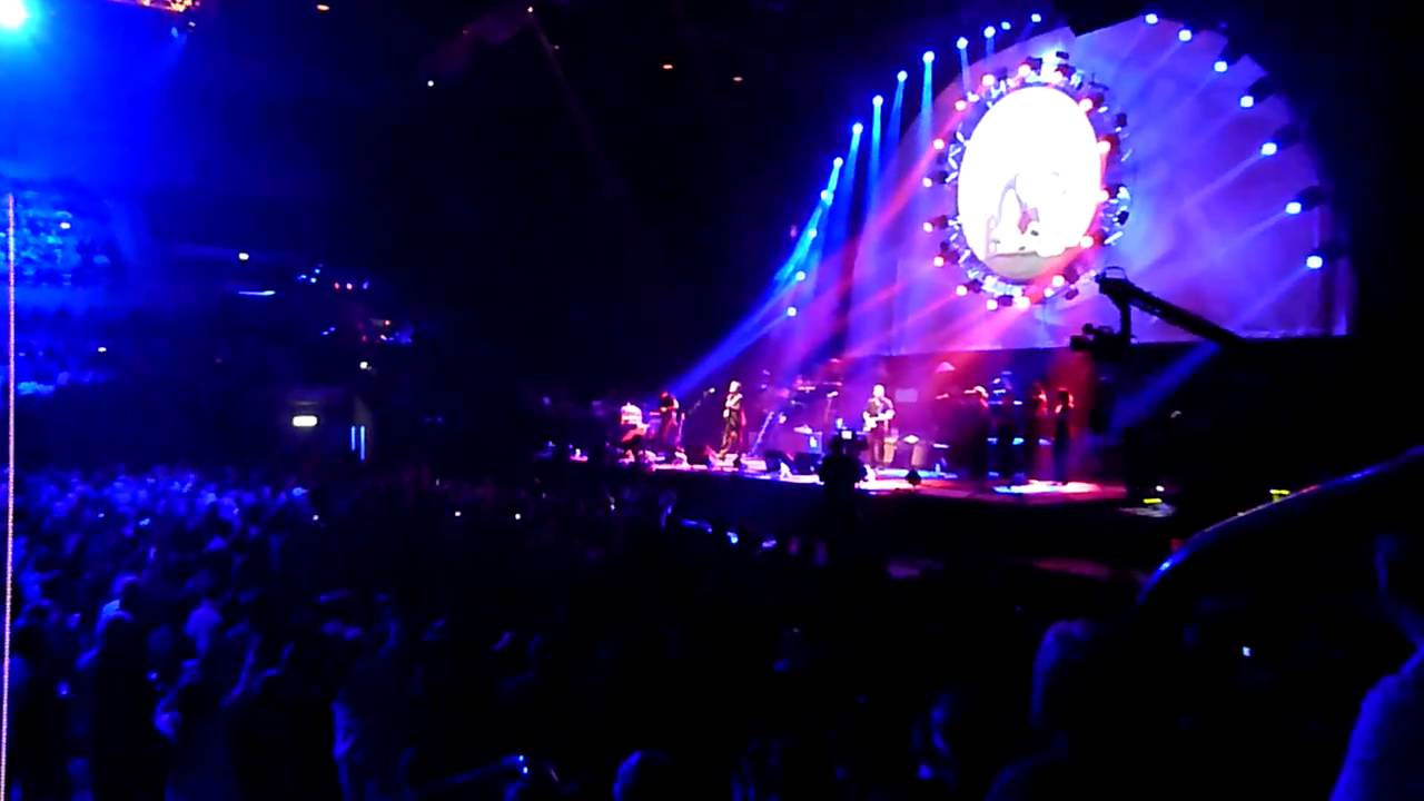 Brit Floyd - Another brick in the wall - Liverpool Echo arena 22-01-11