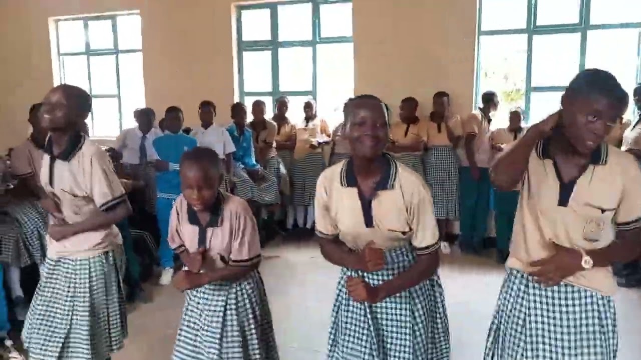 Tazama vijana wa UKWATA wakifanya challenge ya wimbo wa UWEPONI/utapenda ni hatari//