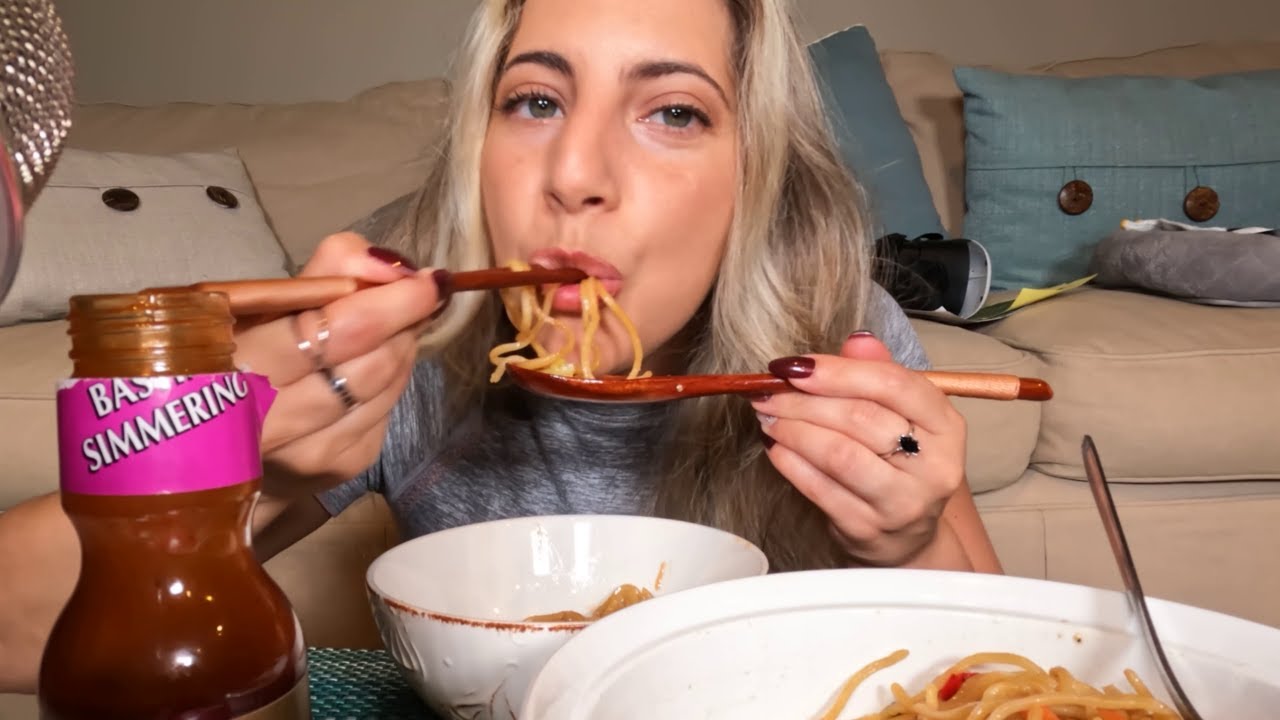ASMR Role-Play-Bestie Takes You 2 Dinner (Mini Mukbang)-Noodles🍜 , Raw Honeycomb🍯, Mango Mochi mochi