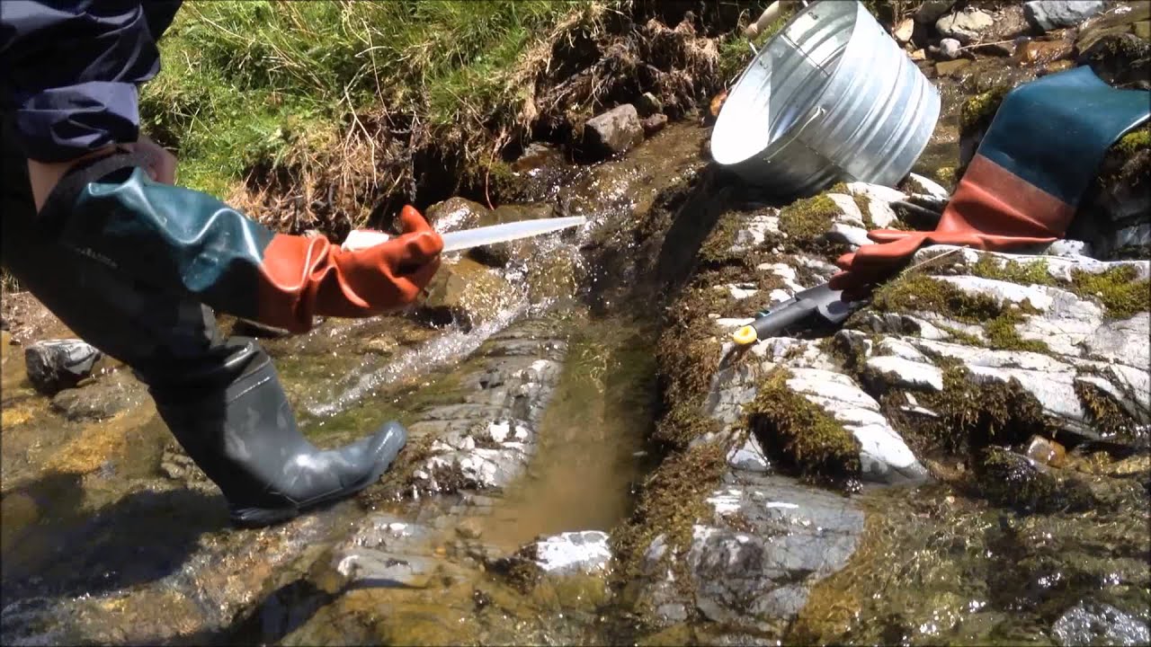 Gold Sniping Snuffing  Bedrock Cracks & Crevice With DIY Snuffer Bottle
