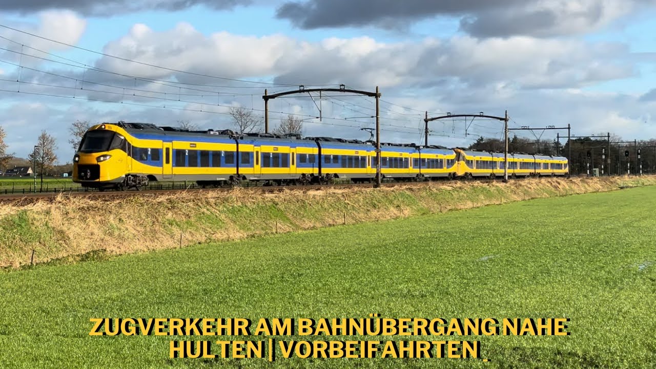 Zugverkehr am Bahnübergang nahe Hulten | Vorbeifahrten