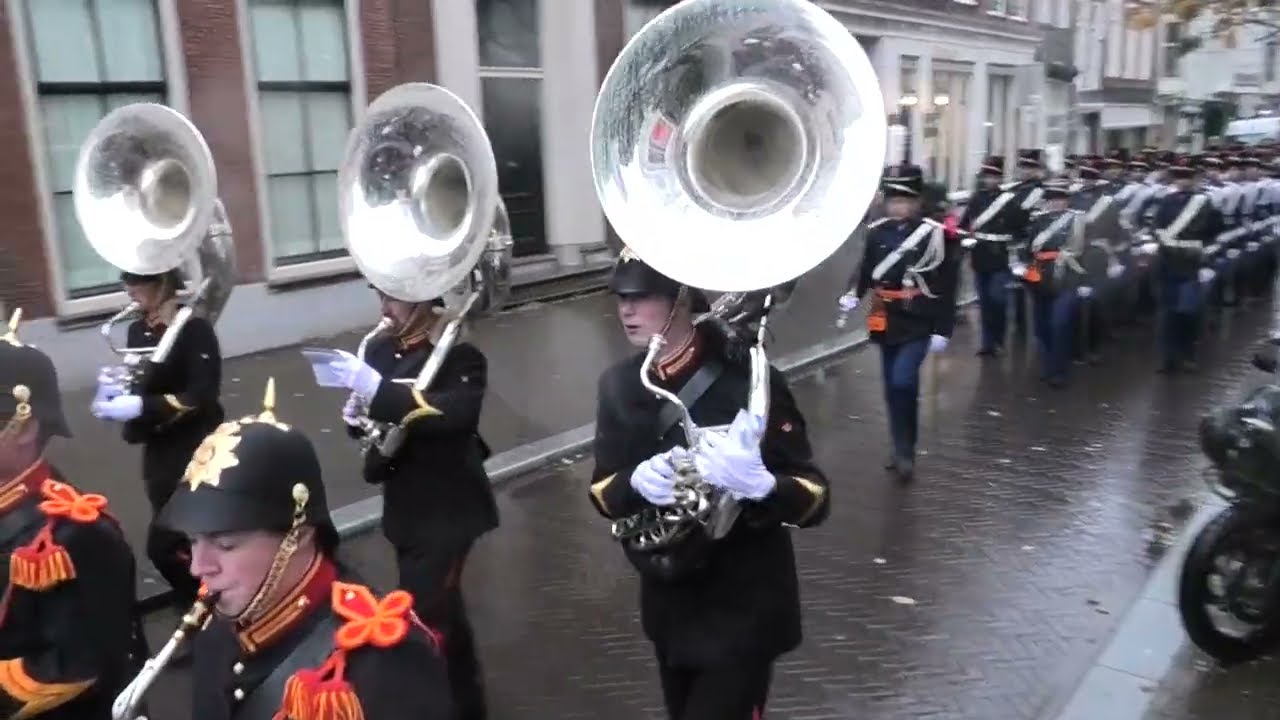 Marinierskapel der Koninklijke Marine door de regen naar Paleis Noordeinde voor Geloofsbrieven