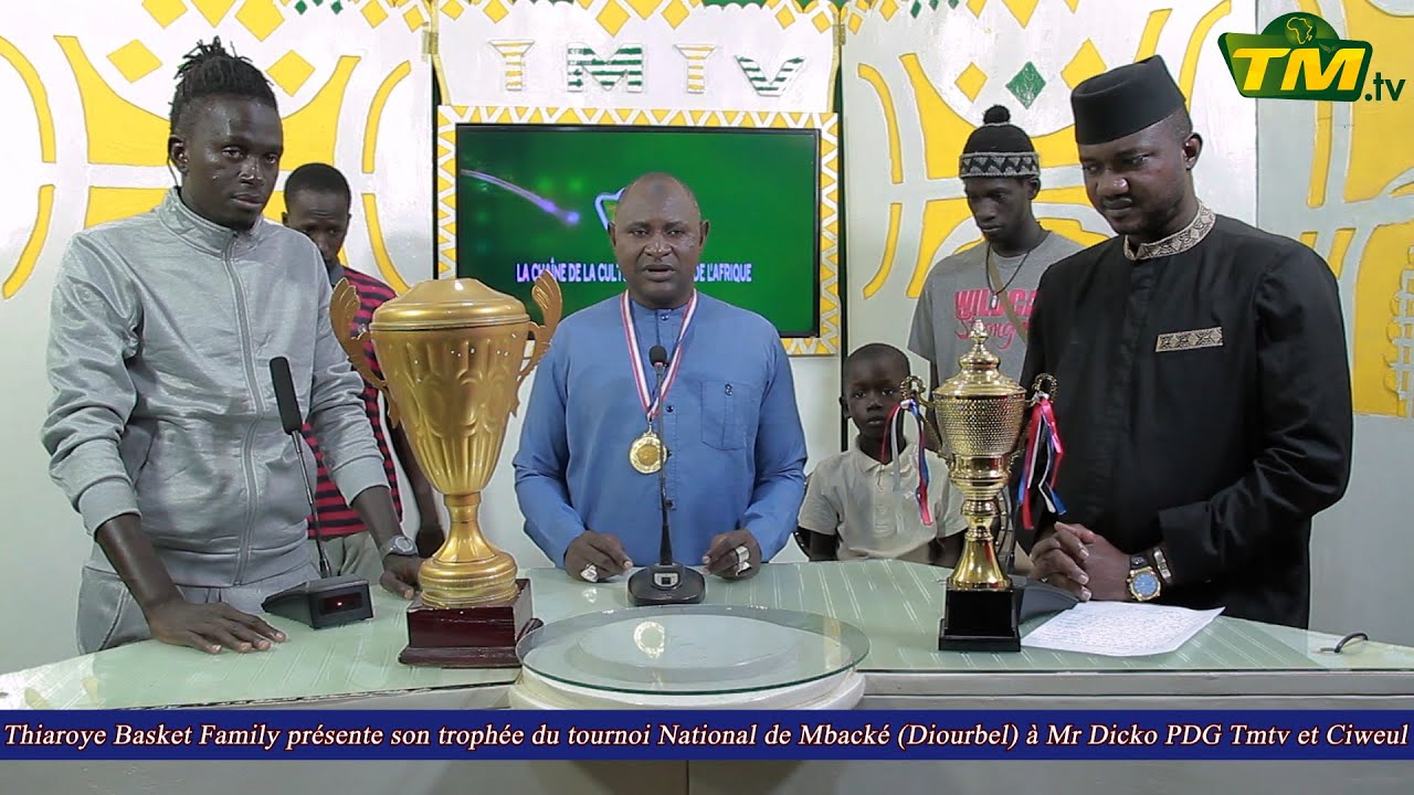 Thiaroye Basket Family présente son trophée du tournoi National de Mbacké (Diourbel) à Mr Dicko PDG