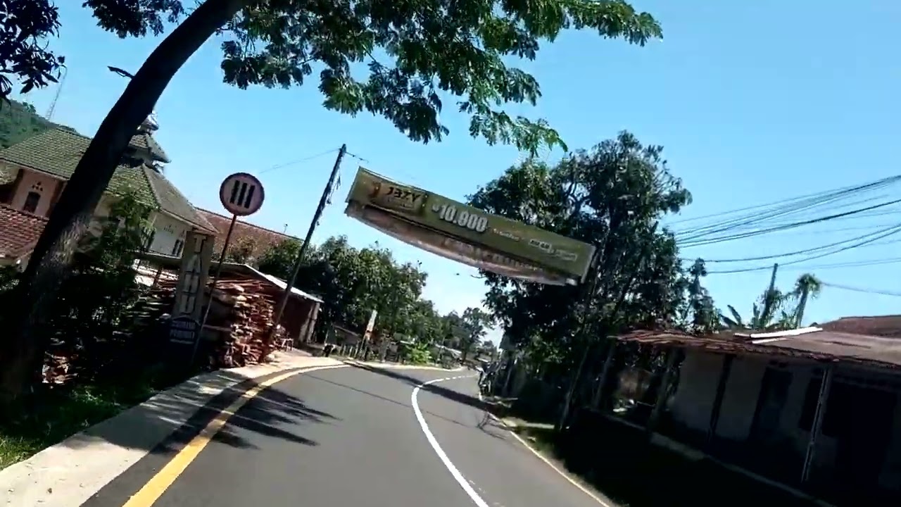 Kondisi pasar wado tampak terlihat dengan jelas di siang hari bulan puasa